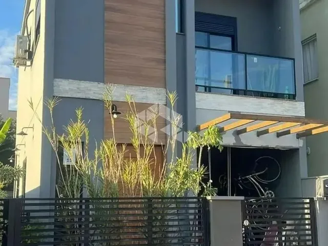 Imagem 1: Sobrado À Venda no Rio Tavares - Florianópolis/Sc - 3 Dormitórios, Suíte e Terraço