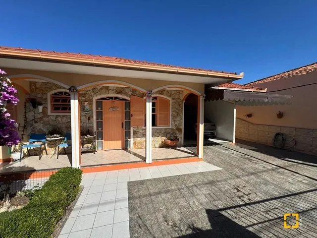 Imagem: Casa a Venda de 4 Dormitórios com Piscina