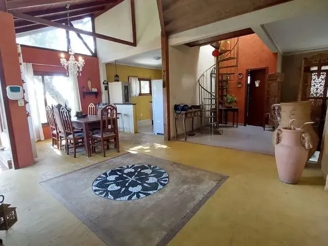 Imagem: A casa possui 2 Dormitórios, 2 Suítes, 3 Banheiros, 2