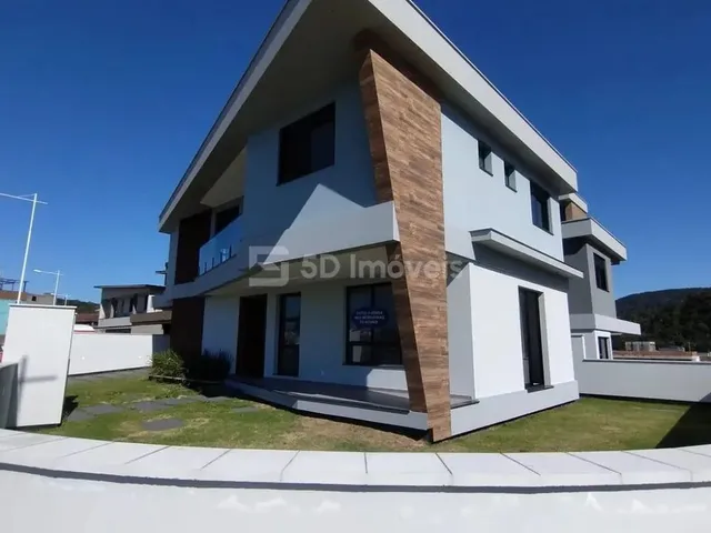 Imagem: A casa possui 3 Dormitórios, 3 Suítes, 4 Banheiros, 2