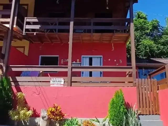 Imagem: A casa possui 4 Dormitórios, 3 Banheiros, 2 Vagas na