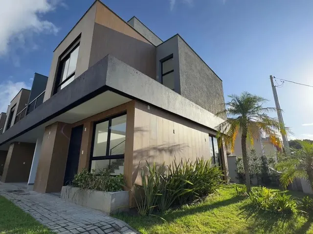 Imagem: Casa de 3 Dormitórios À Venda no Campeche