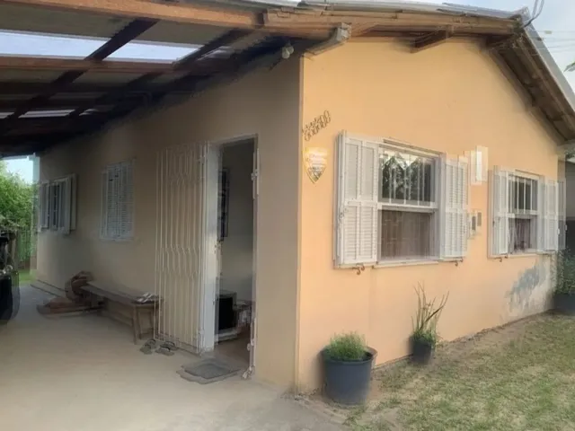 Imagem: A casa possui 2 Dormitórios, 1 Banheiro, 2 Vagas na