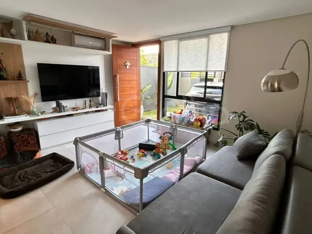Imagem: A casa possui 3 Dormitórios, 2 Suítes, 3 Banheiros, 1