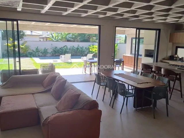 Imagem 12: Casa a Venda com 4 Quartos, 1 Suíte Master, Sul da Ilha no Pântano do Sul Em