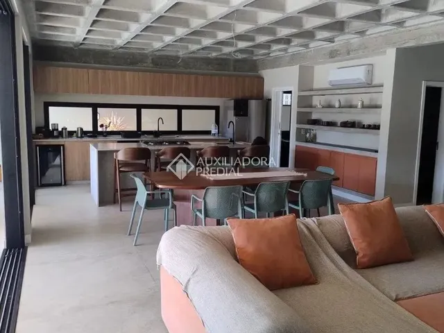 Imagem 13: Casa a Venda com 4 Quartos, 1 Suíte Master, Sul da Ilha no Pântano do Sul Em