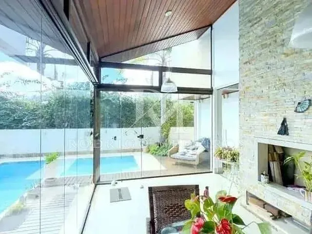 Imagem 2: Casa À Venda no Campeche, Florianópolis, em Condomínio com 5 Suítes e Lazer Completo