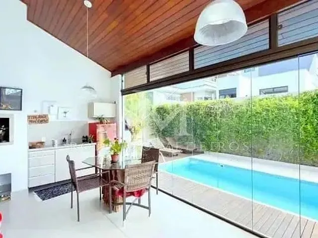 Imagem 4: Casa À Venda no Campeche, Florianópolis, em Condomínio com 5 Suítes e Lazer Completo