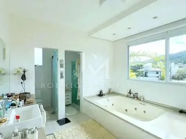 Imagem 7: Casa À Venda no Campeche, Florianópolis, em Condomínio com 5 Suítes e Lazer Completo