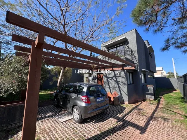 Imagem: A casa possui 4 Dormitórios, 1 Suíte, 3 Banheiros, 2