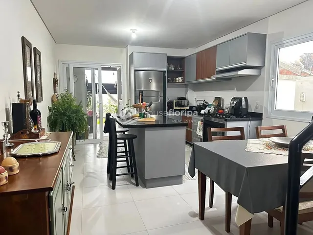 Imagem 1: Casa À Venda Financiável com 3 Dormitórios, em Loteamento Planejado, no Campeche