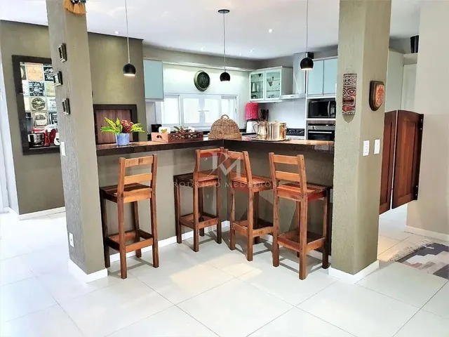 Imagem 3: Casa À Venda em Condomínio no Campeche, Florianópolis, com 4 Suítes e Lazer Completo