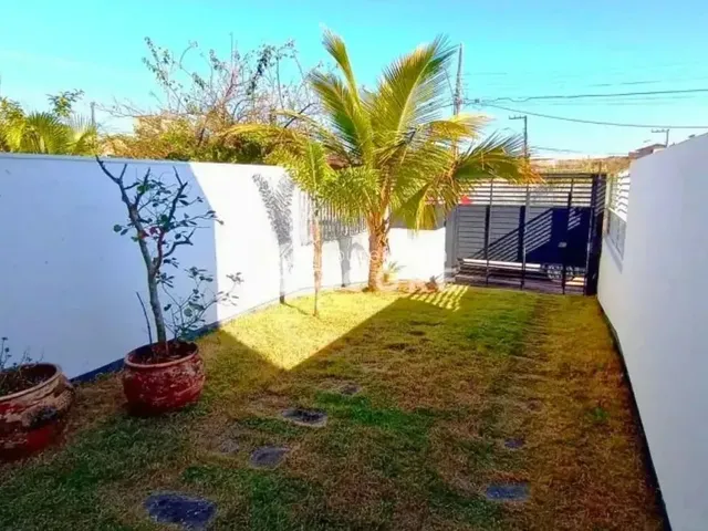 Imagem 14: Casa com 3 Quartos, Suíte, Quintal e 2 Vagas de Garagem, a Apenas 200 Metros da Praia No