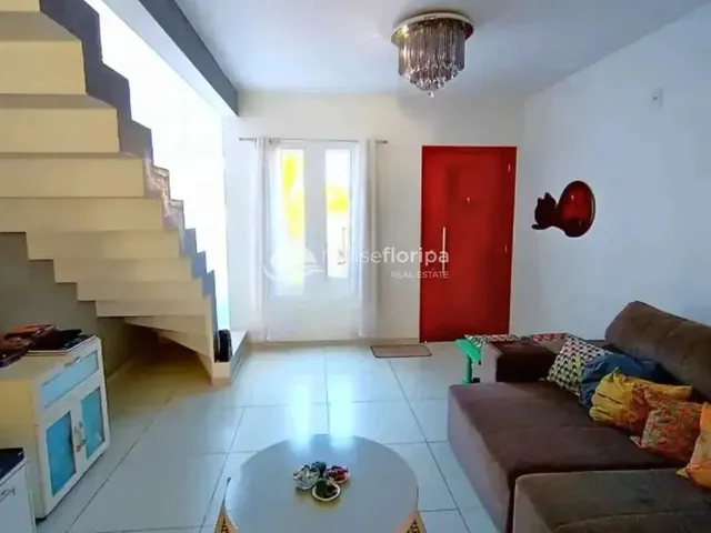 Imagem 7: Casa com 3 Quartos, Suíte, Quintal e 2 Vagas de Garagem, a Apenas 200 Metros da Praia No