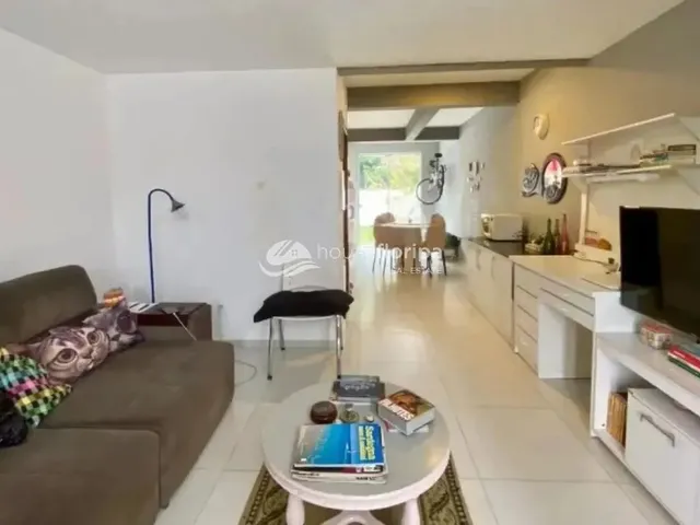Imagem 5: Casa com 3 Quartos, Suíte, Quintal e 2 Vagas de Garagem, a Apenas 200 Metros da Praia No