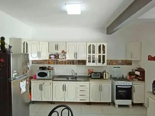Imagem 12: Casa com 3 Quartos, Suíte, Quintal e 2 Vagas de Garagem, a Apenas 200 Metros da Praia No