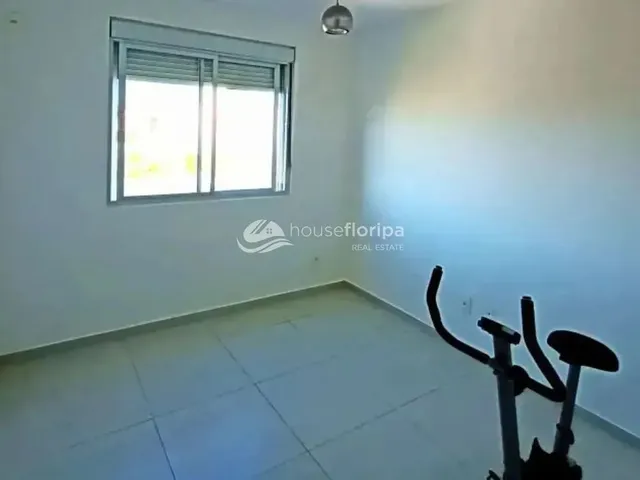 Imagem 13: Casa com 3 Quartos, Suíte, Quintal e 2 Vagas de Garagem, a Apenas 200 Metros da Praia No