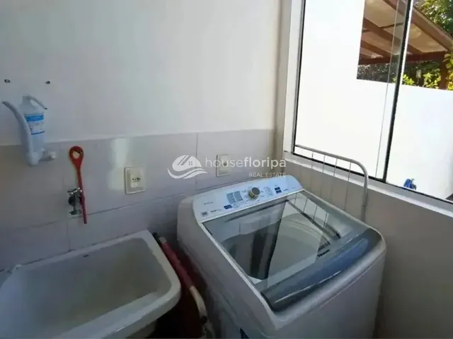 Imagem 3: Casa com 3 Quartos, Suíte, Quintal e 2 Vagas de Garagem, a Apenas 200 Metros da Praia No