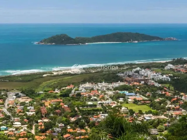 Imagem 4: Casa com 3 Quartos, Suíte, Quintal e 2 Vagas de Garagem, a Apenas 200 Metros da Praia No