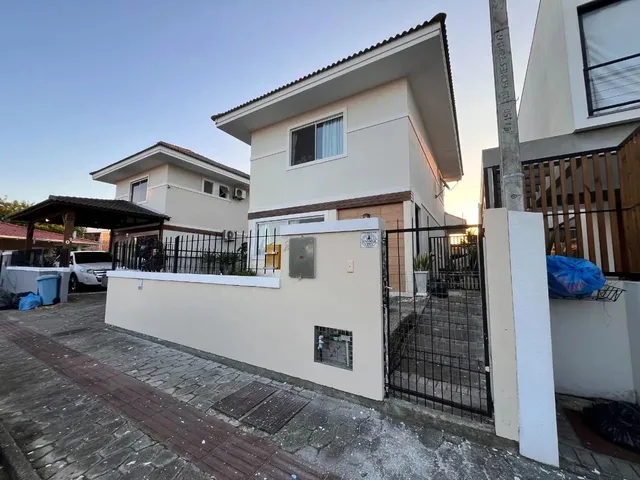 Imagem: Casa de 3 Dormitórios À Venda no Campeche