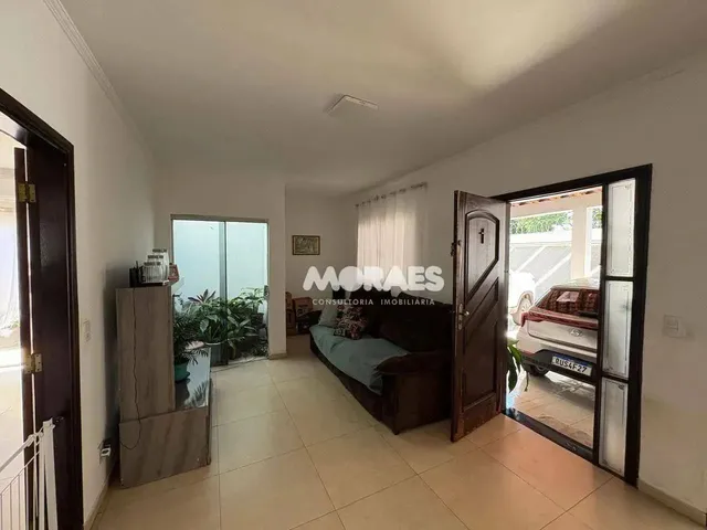 Imagem: A casa possui 3 Dormitórios, 1 Suíte, 3 Banheiros, 2