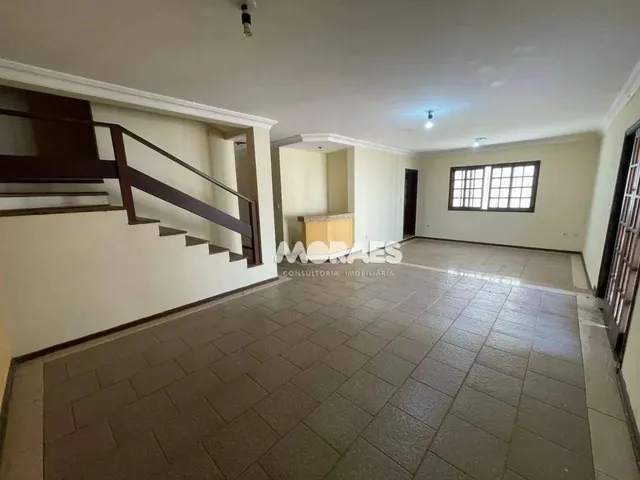 Imagem: A casa possui 4 Dormitórios, 1 Suíte, 2 Banheiros, 4