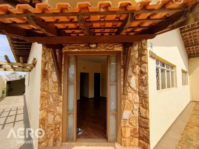 Imagem: A casa possui 4 Dormitórios, 3 Banheiros, 3 Vagas na