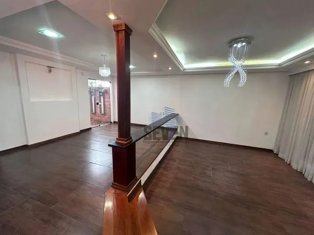 Imagem: A casa possui 3 Dormitórios, 1 Suíte, 2 Banheiros, 5