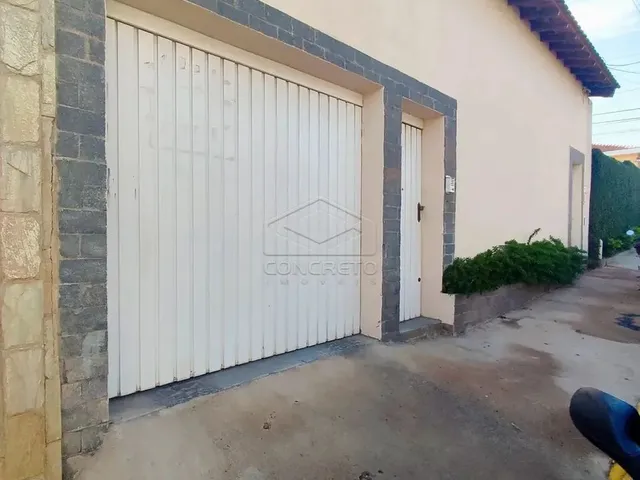 Imagem: A casa possui 3 Dormitórios, 1 Suíte, 3 Banheiros, 2