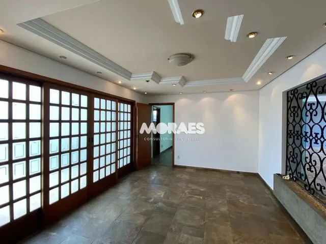 Imagem: A casa possui 4 Dormitórios, 4 Suítes, 3 Banheiros, 2
