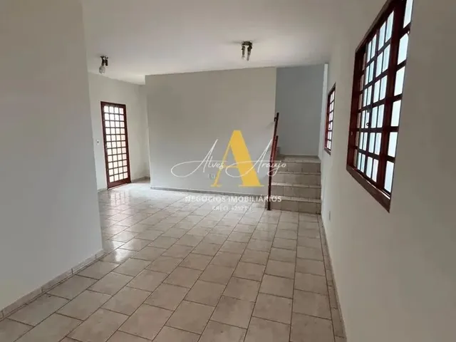 Imagem: A casa possui 5 Dormitórios, 1 Suíte, 4 Banheiros, 2