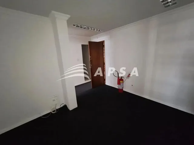Imagem 8: Excelente Oportunidade no Coração da Cidade: Sala Comercial Espaçosa em Andar Alto