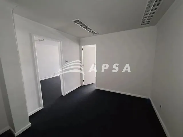 Imagem 11: Excelente Oportunidade no Coração da Cidade: Sala Comercial Espaçosa em Andar Alto