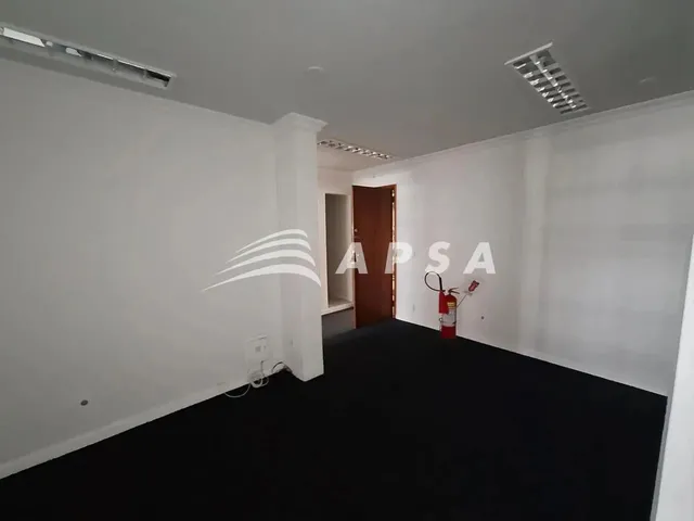 Imagem 15: Excelente Oportunidade no Coração da Cidade: Sala Comercial Espaçosa em Andar Alto