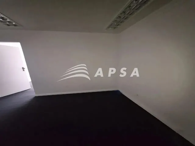 Imagem 14: Excelente Oportunidade no Coração da Cidade: Sala Comercial Espaçosa em Andar Alto