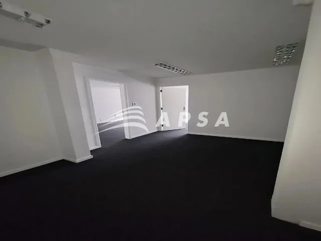 Imagem 2: Excelente Oportunidade no Coração da Cidade: Sala Comercial Espaçosa em Andar Alto
