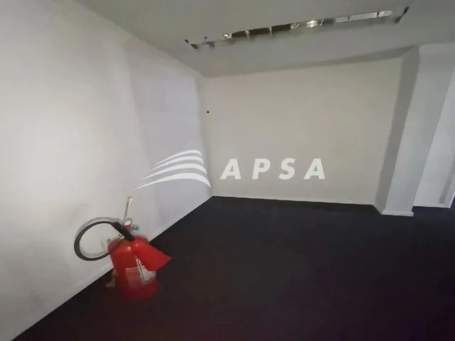 Imagem 13: Excelente Oportunidade no Coração da Cidade: Sala Comercial Espaçosa em Andar Alto
