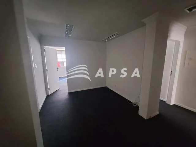 Imagem 4: Excelente Oportunidade no Coração da Cidade: Sala Comercial Espaçosa em Andar Alto