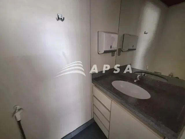 Imagem 16: Excelente Oportunidade no Coração da Cidade: Sala Comercial Espaçosa em Andar Alto