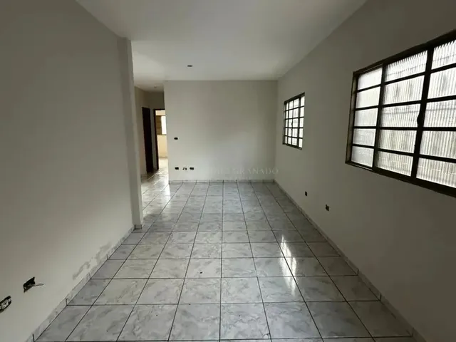 Imagem 2: Casa com Terreno Amplo Próxima À Avenida Nildo Ribeiro