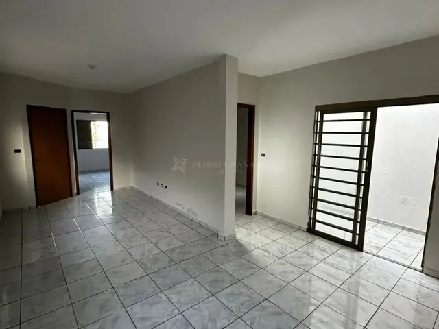 Imagem 3: Casa com Terreno Amplo Próxima À Avenida Nildo Ribeiro