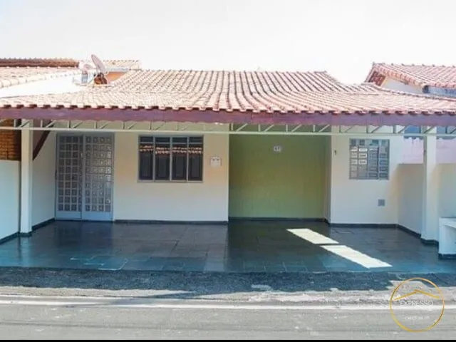 Imagem: A casa possui 3 Dormitórios, 1 Banheiro, 3 Vagas na