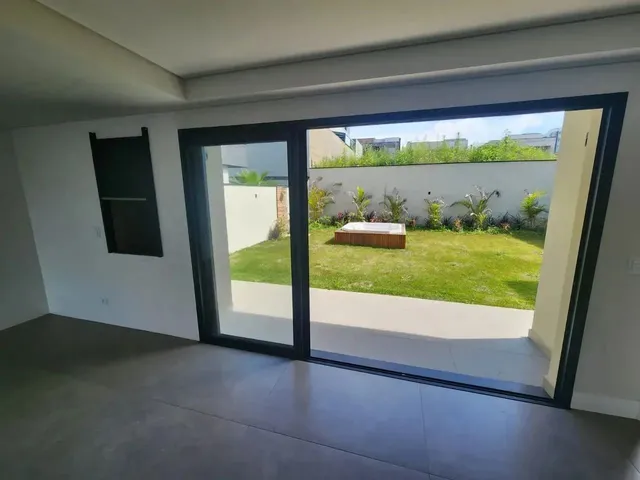 Imagem 10: Casa Nova em Cond 265 M2 Priv. 3 Suítes com Closets, 4 Vagas, Amplo Quintal com Spa No