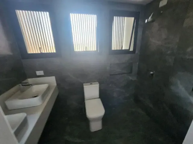 Imagem 3: Casa Nova em Cond 265 M2 Priv. 3 Suítes com Closets, 4 Vagas, Amplo Quintal com Spa No
