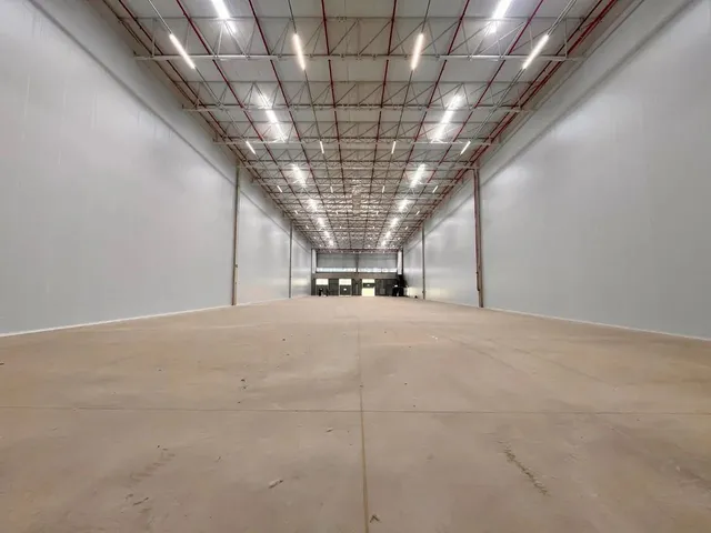 Imagem: O depósito possui 5 Vagas na garagem, 2.858m² de Área,