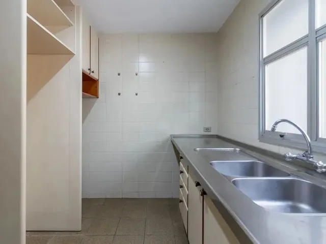 Imagem 2: Apartamento com 3 Quartos para Alugar por R$ 4000.00, 181.94 M2 - Batel - Curitiba/Pr
