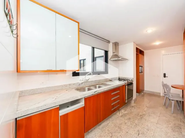 Imagem 5: Cobertura para Locação no Cabral, com 3 Suítes e 4 Vagas - Área Externa com Piscina