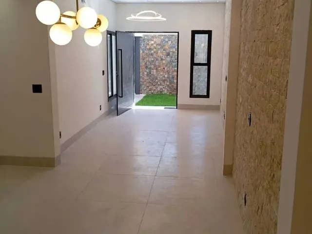 Imagem: A casa possui 3 Dormitórios, 2 Suítes, 2 Banheiros, 2