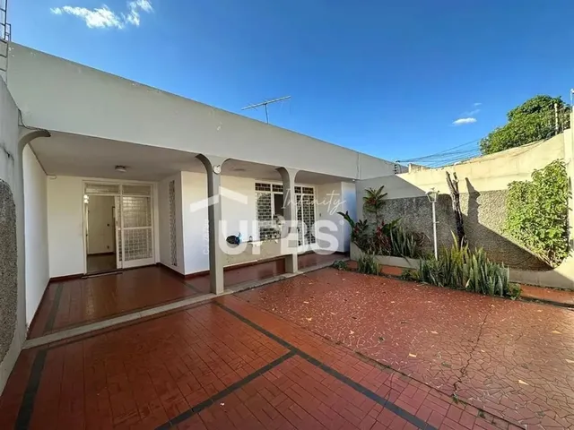 Imagem: Casa com 4 Quartos em Localização Privilegiada