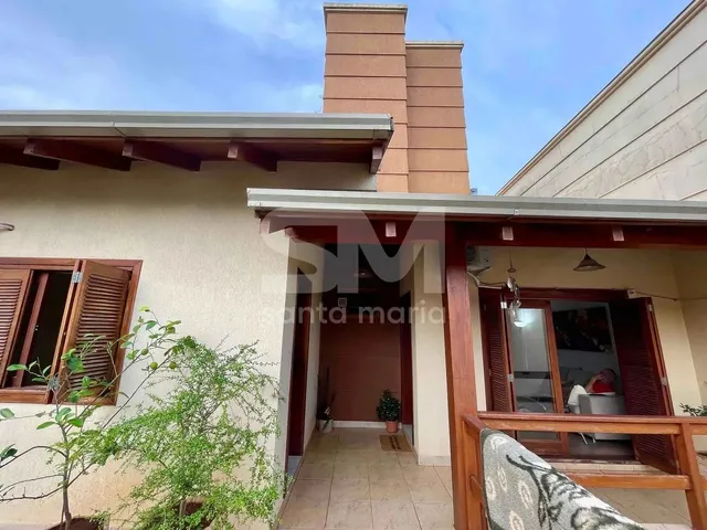 Imagem: A casa possui 4 Dormitórios, 1 Suíte, 1 Banheiro, 3 Vagas